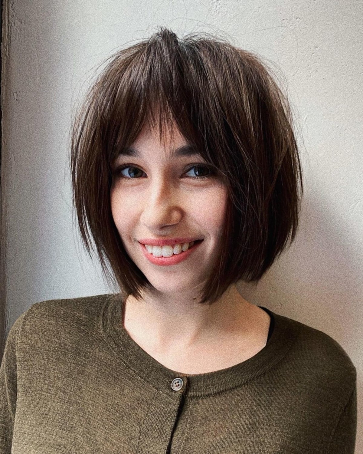 18 Bob with Curtain Bangs Hairstyle Ideas for Modern Beachy Women ...